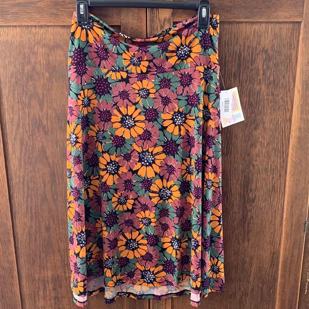 Lularoe skirt. NWT. Pretty floral. large